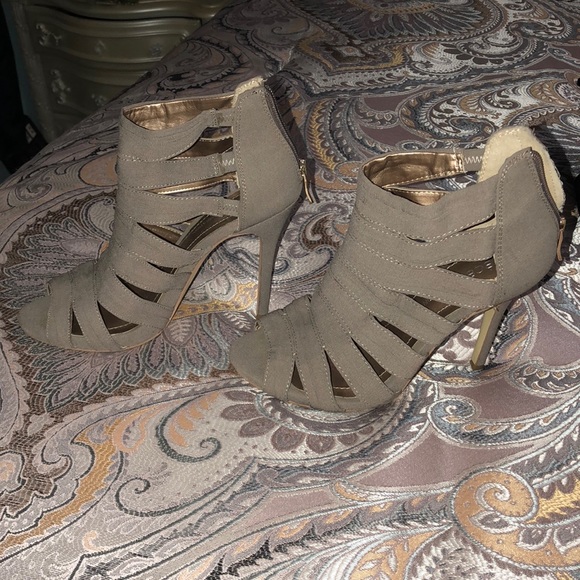 Heels - Picture 3 of 4